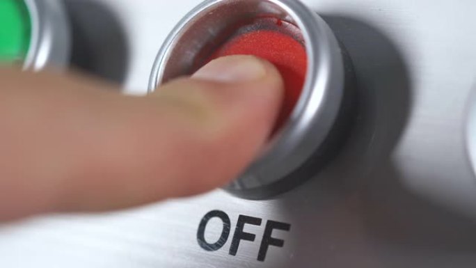 红色按钮电源关闭。手指按钮。关闭工业工厂的发动机电气设备。带有红色塑料圆形按钮的面板。工作结束。关掉