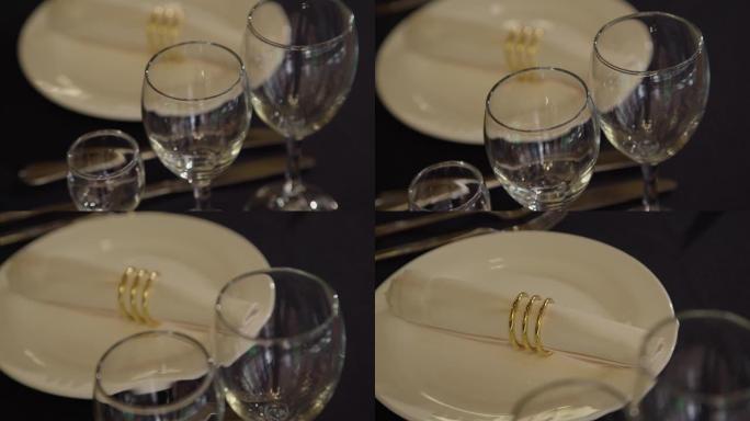 优雅的婚礼桌，带玻璃和餐盘，用于餐厅内部的宴会