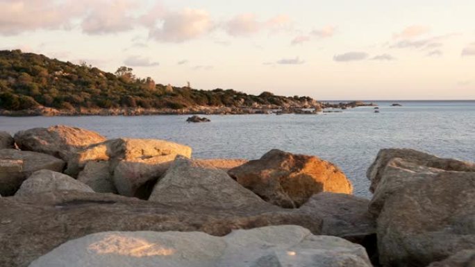 日出或日落时在岩石和大海的脚下拍摄全景