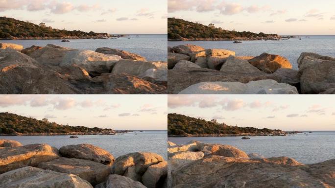 日出或日落时在岩石和大海的脚下拍摄全景