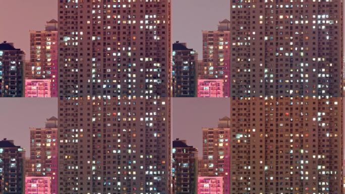 上海公寓楼的昼夜过渡时间流逝。中国拥挤的城市，晚上灯火通明。城市大都市的4k时间流逝。