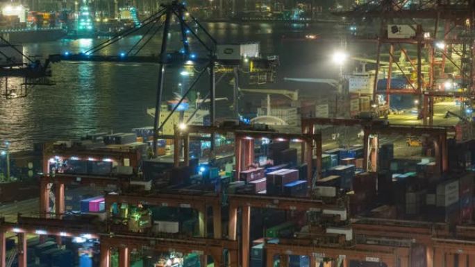 4k延时: 码头商业港口的集装箱货物仓库和夜间工作起重机桥架装卸集装箱，用于商务物流，进出口，运输或