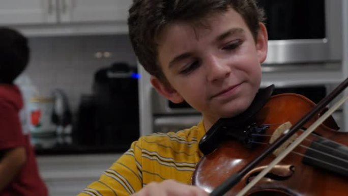 概念-忙碌的家庭在家里拉小提琴的小男孩背后玩弄生活