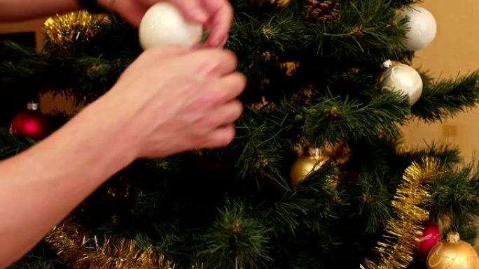 一名男子从家中一棵树上取下圣诞玩具