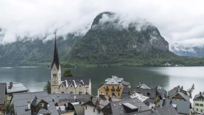 在停车场，夏季下雨天著名的哈尔施塔特山村的风景