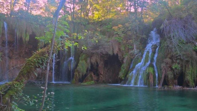 十六湖国家公园绿色森林内的瀑布