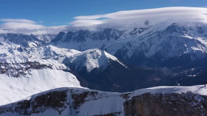 冰雪覆盖的大地块和勃朗峰的空中拍摄