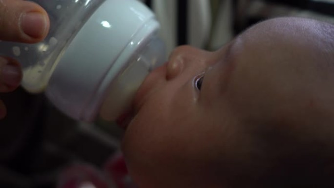 婴儿正在喝奶瓶中的牛奶