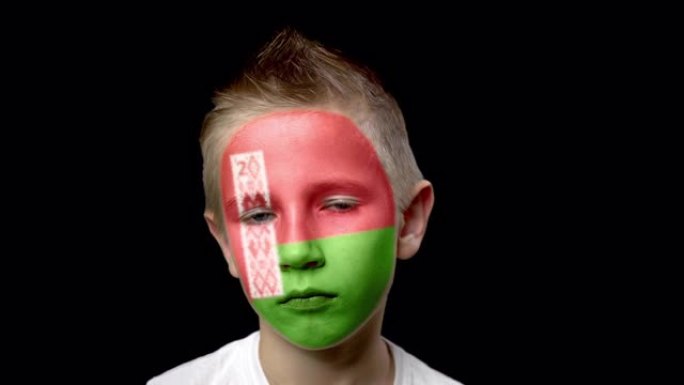 白俄罗斯足球队的伤心球迷。脸上涂着民族色彩的孩子。