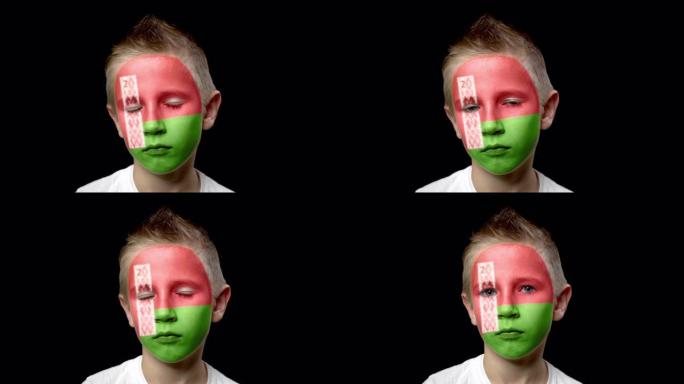 白俄罗斯足球队的伤心球迷。脸上涂着民族色彩的孩子。