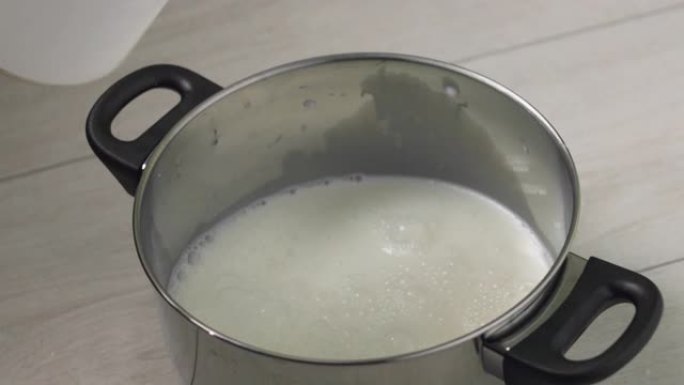 倒奶烹饪库存视频牛奶奶锅美食