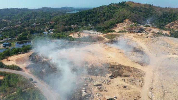 垃圾填埋场露天焚烧垃圾的4k航拍画面。沙巴卡尤马当亚庇垃圾场垃圾、塑料、玻璃和其他垃圾场