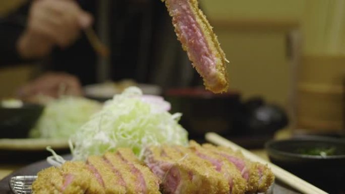 和牛肉排，日本食物: 日本蒸米饭上的炸猪排