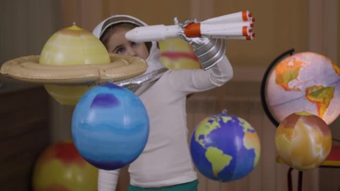 太空旅行游戏灵感飞船。小女孩宇航员从太空港通过行星发射玩具火箭。儿童梦想家玩玩具太空火箭在行星间飞行