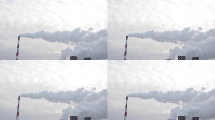 两个工厂烟囱冒出的烟雾污染了空气。城市中的工业区。