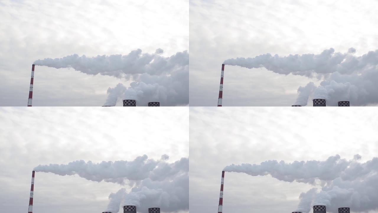 两个工厂烟囱冒出的烟雾污染了空气。城市中的工业区。