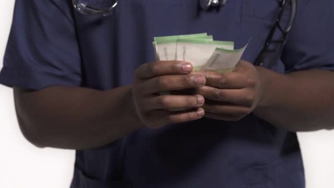 医生受贿数欧元钞票，特写。损坏的药。孤立的,白色背景