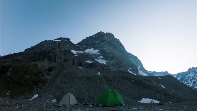 在山里的帐篷城，时光倒流。两个帐篷站在大石头脚下