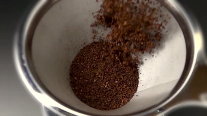 超级慢动作 | 研磨咖啡倒入咖啡过滤器