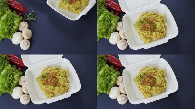 将外卖食品包装在聚苯乙烯泡沫塑料盒中。新鲜送餐米饭