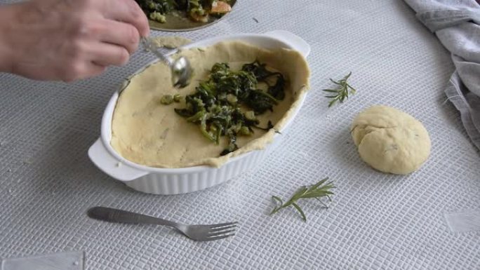 用蔬菜和洋葱烹饪意大利schiacciata，自制面包店主题，烹饪和食物概念