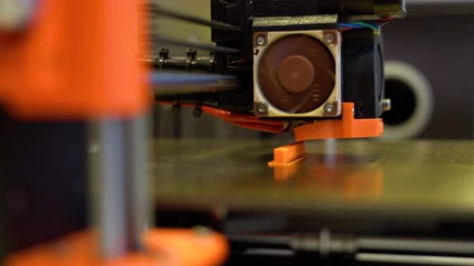 自动三维3d打印机执行产品创建。现代3D打印或增材制造和机器人自动化技术