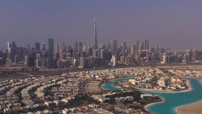 空中。迪拜市中心的顶视图，配有豪华别墅。