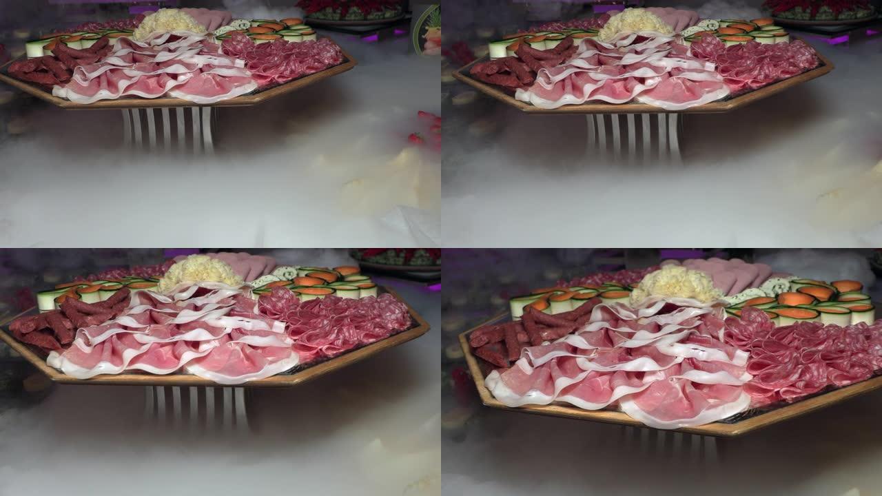 节日餐桌上的托盘上切成薄片的火腿和香肠