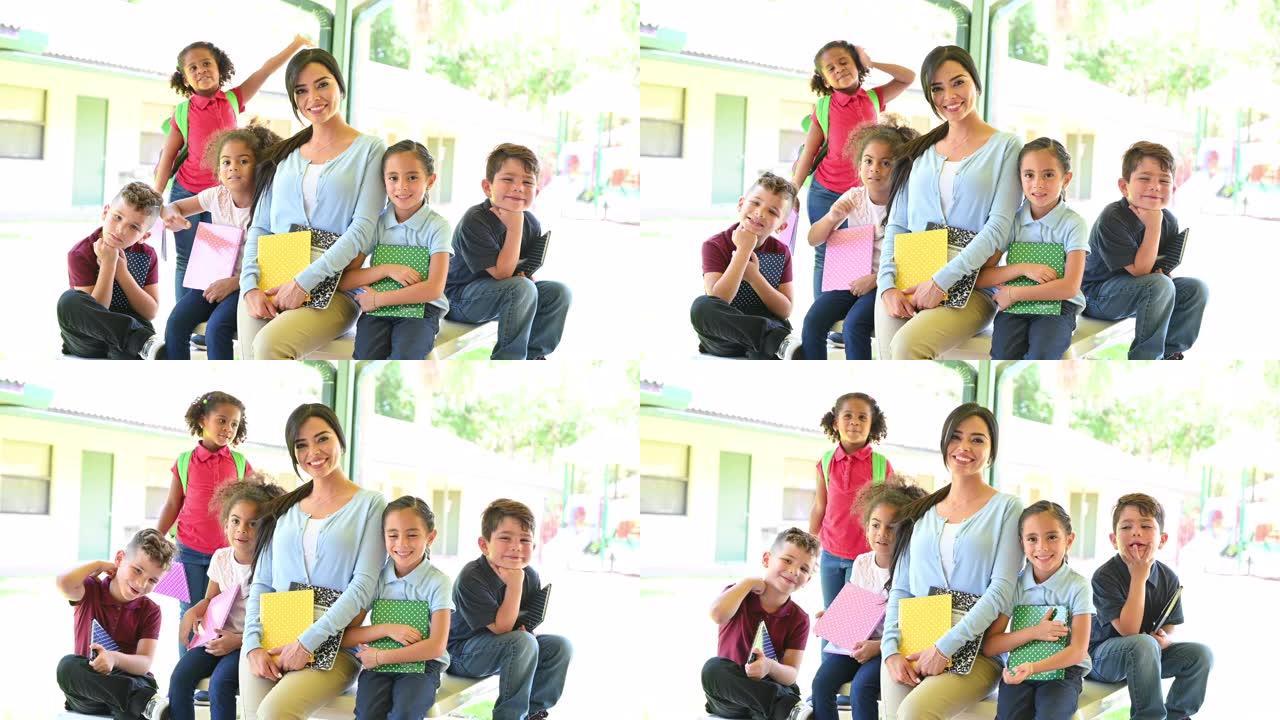 微笑的西班牙裔学校老师和她的小学生