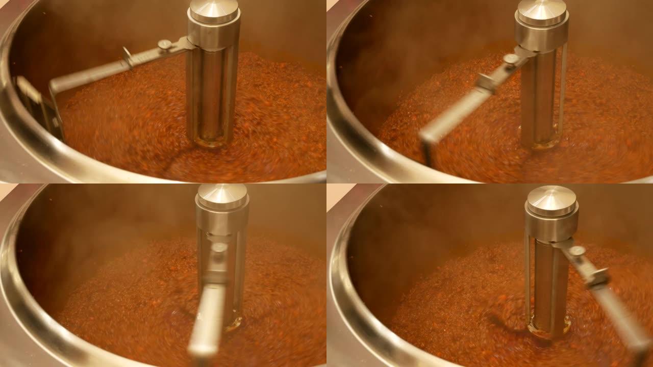 玛格丽塔番茄酱在大锅里煮。