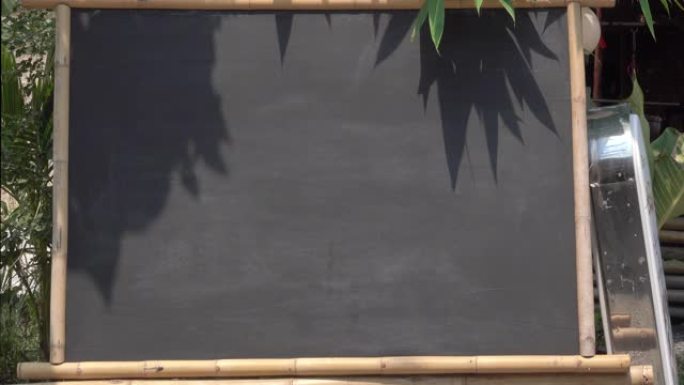 阳光下的黑板支架落后黑板光影非洲课堂