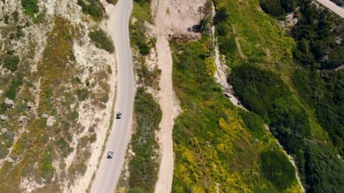 俯视图下两辆沙滩车骑山路，塞浦路斯