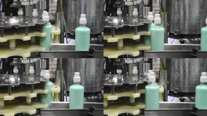 工厂用透明塑料瓶填充生产线的输送机