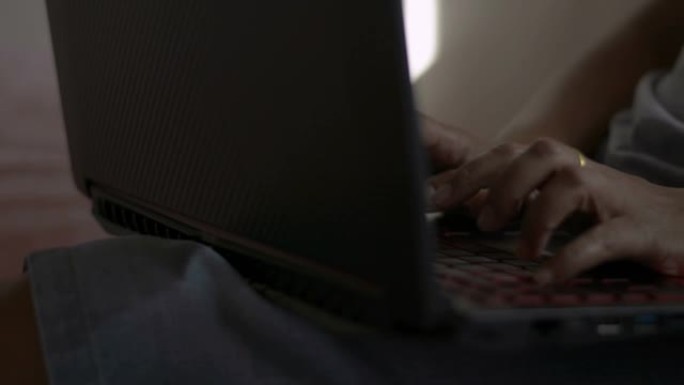 女人在电脑键盘上打字，女商人用笔记本电脑工作。