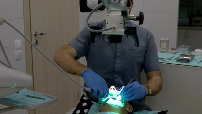 专业牙科医生用钻头和镜子操作