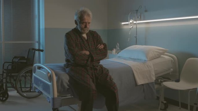 失眠的老人坐在医院的病床上