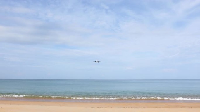 飞机降落在泰国迈考海滩的普吉岛机场。