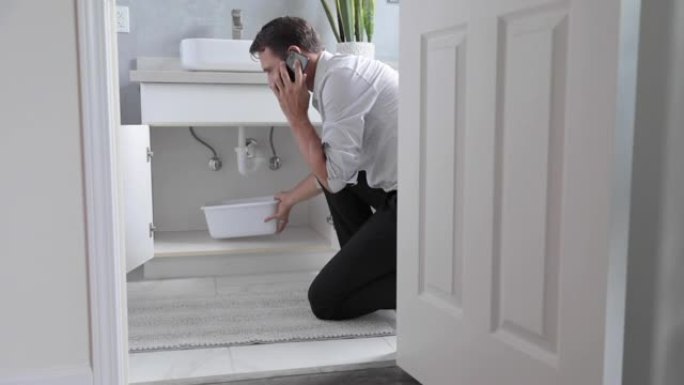男子在浴室漏水后打电话给紧急水管工，家里