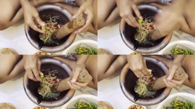 俯视图制作Somtam或SomTum或泰国木瓜沙拉是泰国著名的饮食辛辣健康食品。