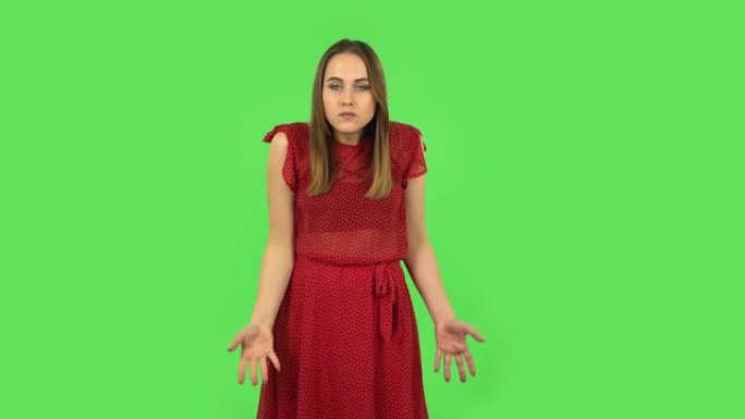 穿着红色连衣裙的温柔女孩用拳头威胁着。绿屏
