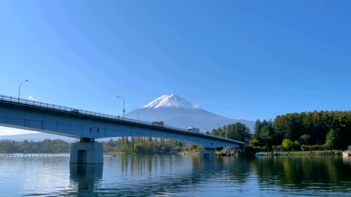 在日本富士川口湖的长桥下