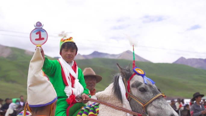 西藏赛马节 蓝天白云马匹赛马选手草原赛马