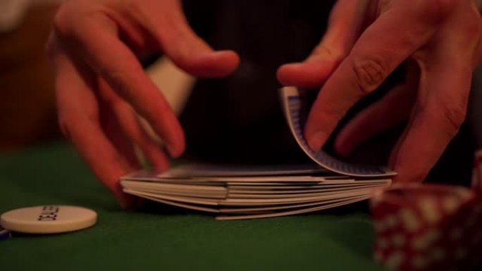 洗牌的特写镜头洗牌扑克牌