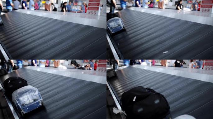 行李袋在机场到达行李带上移动