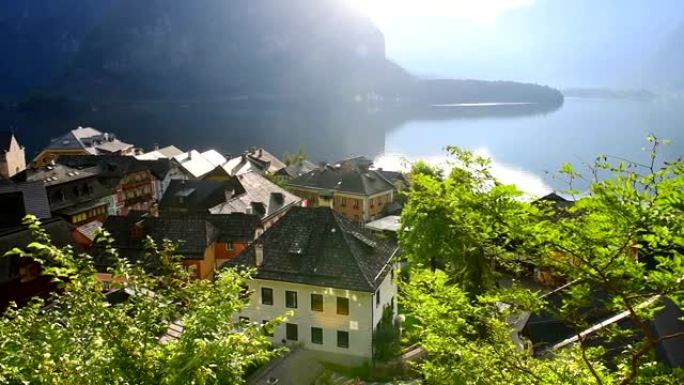 上奥地利州哈尔施塔特-达施泰因·萨尔茨卡默古特的哈尔施塔特村和哈尔施塔特湖的美丽风景与戏剧性的clo