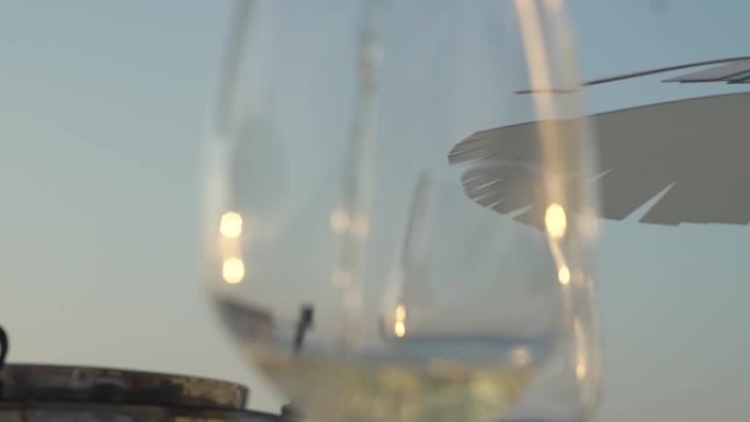 散焦，配杯白葡萄酒特写，侍酒师在咖啡馆里将葡萄酒倒在大自然上。