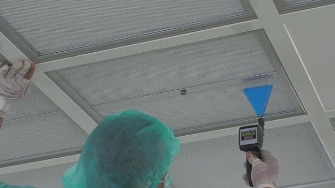 技术人员正在检查手术室中HEPA过滤器的泄漏-洁净室HEPA泄漏测试
