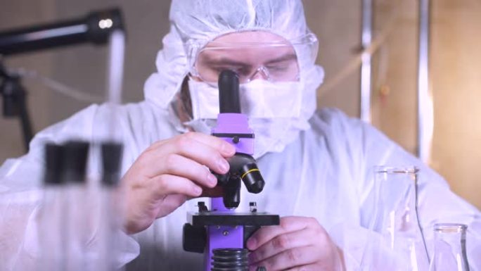 科学家在化学医学生物学生物技术药理学实验室中观察显微镜。生物实验室研究。关于DNA的科学。化学发展。