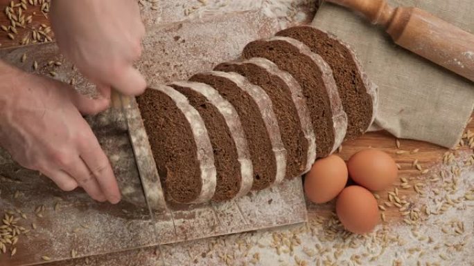 鸡蛋木板上的有机面包。在木制砧板上切面包。