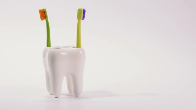 牙刷。牙刷以大牙齿的形式站立在支架上。